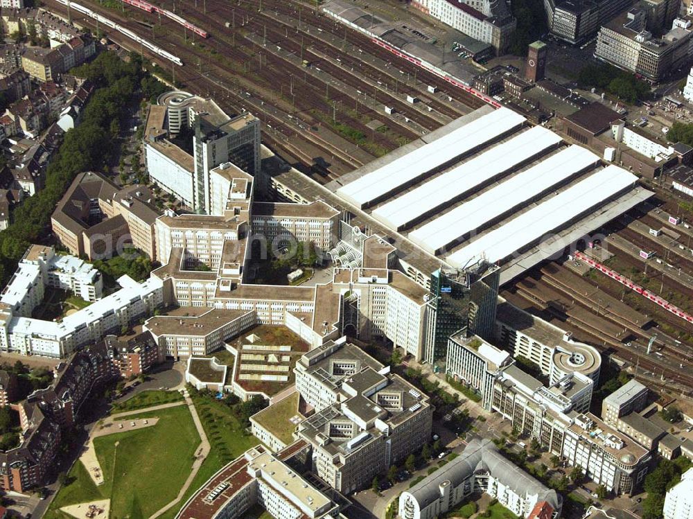 Aerial photograph Düsseldorf (NRW) - Blick auf den Düsseldorfer Hauptbahnhof und das nebenliegende Weiterbildungszentrum (WBZ) am Bertha-von-Suttner-Platz. Ebenso befindet sich in dem Gebäudeareal das Dienstleistungszentrums (DLZ) und das Amerikanische Generalkonsulat in der Willi-Becke-Allee. Auf der Nutzfläche lag vor der Umgestaltung das ehemalige Thyssen Stahlwerk.