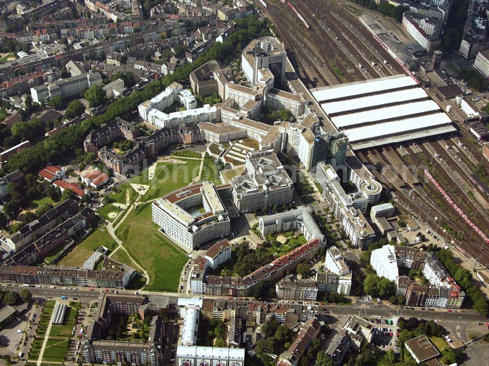 Düsseldorf (NRW) from above - Blick auf den Düsseldorfer Hauptbahnhof und das nebenliegende Weiterbildungszentrum (WBZ) am Bertha-von-Suttner-Platz. Ebenso befindet sich in dem Gebäudeareal das Dienstleistungszentrums (DLZ) und das Amerikanische Generalkonsulat in der Willi-Becke-Allee. Auf der Nutzfläche lag vor der Umgestaltung das ehemalige Thyssen Stahlwerk.