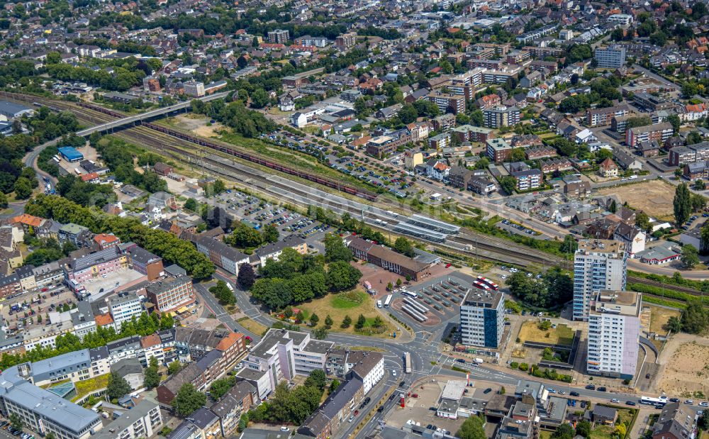 Wesel from the bird's eye view: Track progress and building of the main station of the railway in Wesel in the state North Rhine-Westphalia