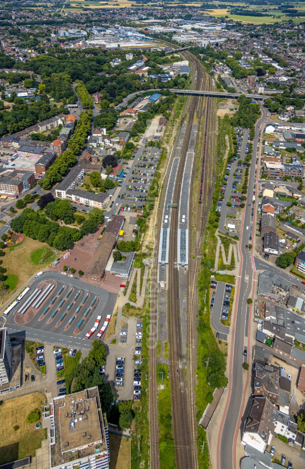 Aerial image Wesel - Track progress and building of the main station of the railway in Wesel in the state North Rhine-Westphalia