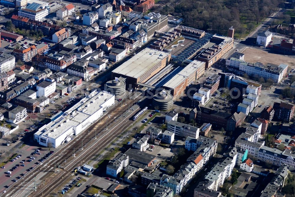 Aerial photograph Wilhelmshaven - Track progress and building of the main station of the railway Wilhelmshaven in Wilhelmshaven in the state Lower Saxony, Germany