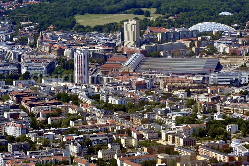 Aerial image Leipzig - View over the building of the main station on place Willy-Brandt-Platz in the district Zentrum in Leipzig in Saxony