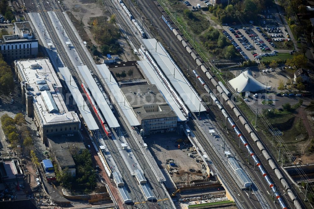 Aerial photograph Magdeburg - Track progress and building of the main station of the railway in the district Zentrum in Magdeburg in the state Saxony-Anhalt, Germany