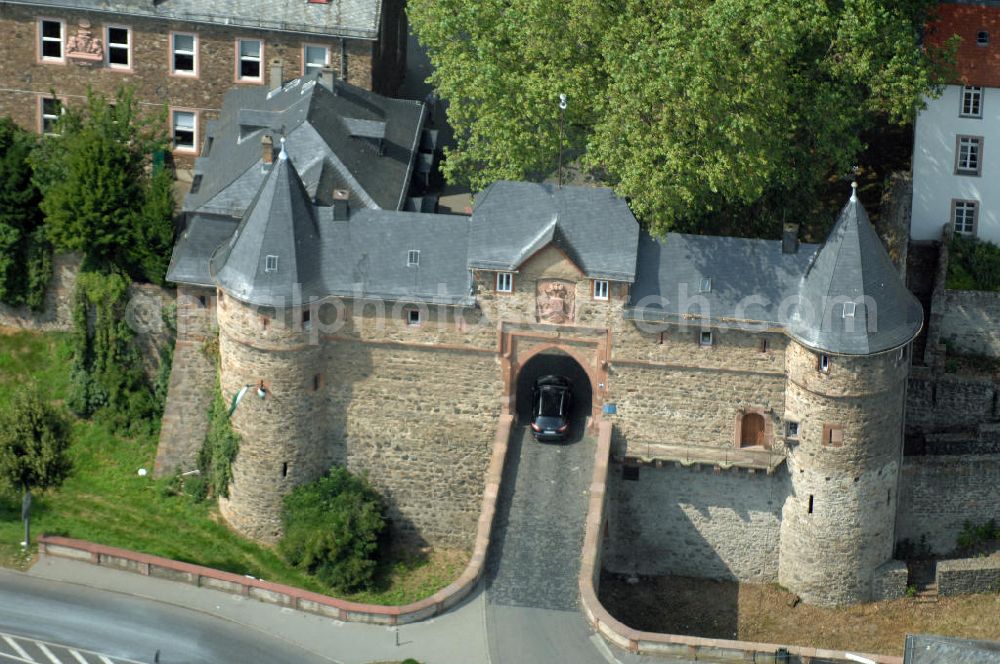 Friedberg from above - Blick auf den Haupteingang der Burg Friedberg, eine der größten Burganlagen Deutschlands.Auf einem Basaltfelsen mitten in der Wetterau befinden sich Burg und Stadt Friedberg. Die Burg wurde vermutlich im Auftrag Kaiser Barbarossas, zwischen 1171–1180 gegründet. Heute beherbergt die Burg verschiedene öffentliche Einrichtungen. So befindet sich unter an derem das Medienzentrum des Wetteraukreises, das Finanzamt und das Burggymnasium, ein Oberstufengymnasium, innerhalb der historischen Mauern.