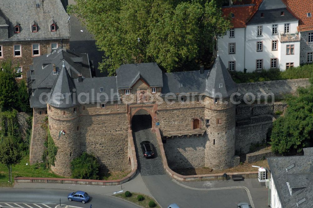 Friedberg from the bird's eye view: Blick auf den Haupteingang der Burg Friedberg, eine der größten Burganlagen Deutschlands.Auf einem Basaltfelsen mitten in der Wetterau befinden sich Burg und Stadt Friedberg. Die Burg wurde vermutlich im Auftrag Kaiser Barbarossas, zwischen 1171–1180 gegründet. Heute beherbergt die Burg verschiedene öffentliche Einrichtungen. So befindet sich unter an derem das Medienzentrum des Wetteraukreises, das Finanzamt und das Burggymnasium, ein Oberstufengymnasium, innerhalb der historischen Mauern.