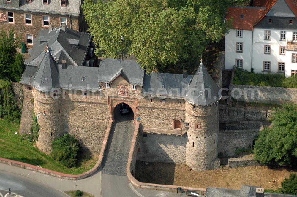 Aerial image Friedberg - Blick auf den Haupteingang der Burg Friedberg, eine der größten Burganlagen Deutschlands.Auf einem Basaltfelsen mitten in der Wetterau befinden sich Burg und Stadt Friedberg. Die Burg wurde vermutlich im Auftrag Kaiser Barbarossas, zwischen 1171–1180 gegründet. Heute beherbergt die Burg verschiedene öffentliche Einrichtungen. So befindet sich unter an derem das Medienzentrum des Wetteraukreises, das Finanzamt und das Burggymnasium, ein Oberstufengymnasium, innerhalb der historischen Mauern.