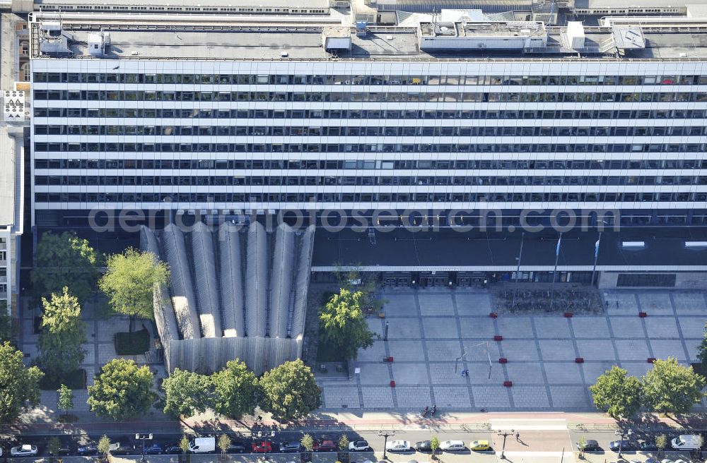 Berlin from above - Der Haupteingang des Hauptgebäudes der Technischen Universität an der Straße des 17. Juni in Tiergarten. The main entrance of the main building of University of Technology in the street Strasse des 17. Juni in Tiergarten.