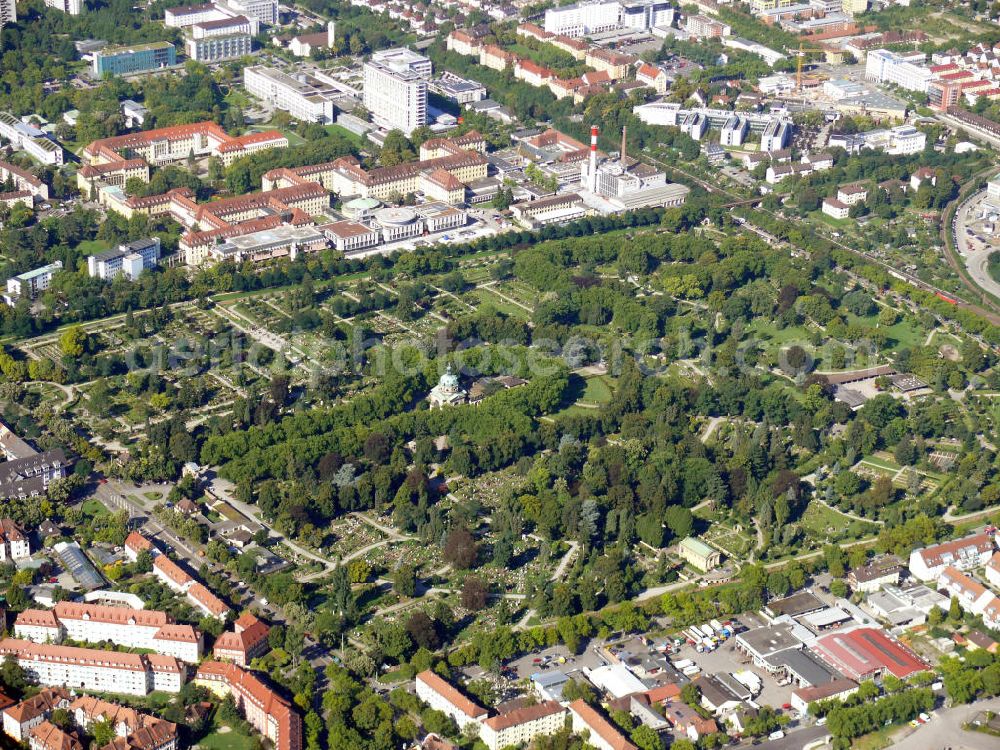 Aerial photograph Freiburg - Der Hauptfriedhof an der Friedhofstraße im Norden des Stadtteils Stühlinger in Freiburg, Baden-Württemberg. In der Mitte befindet sich die Einsegnungshalle. Main cemetery at the street Friedhofstrasse in the district Stühlinger in Freiburg, Baden-Wuerttemberg. There is a blessing hall in the middle.