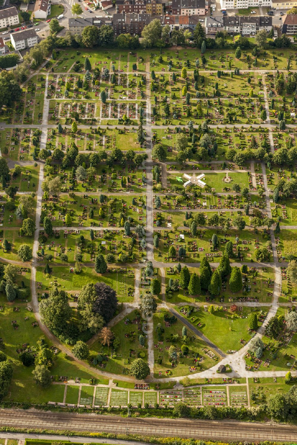 Witten from the bird's eye view: View at the main cemetery in the inner city of Witten in the federal state North Rhine-Westphalia