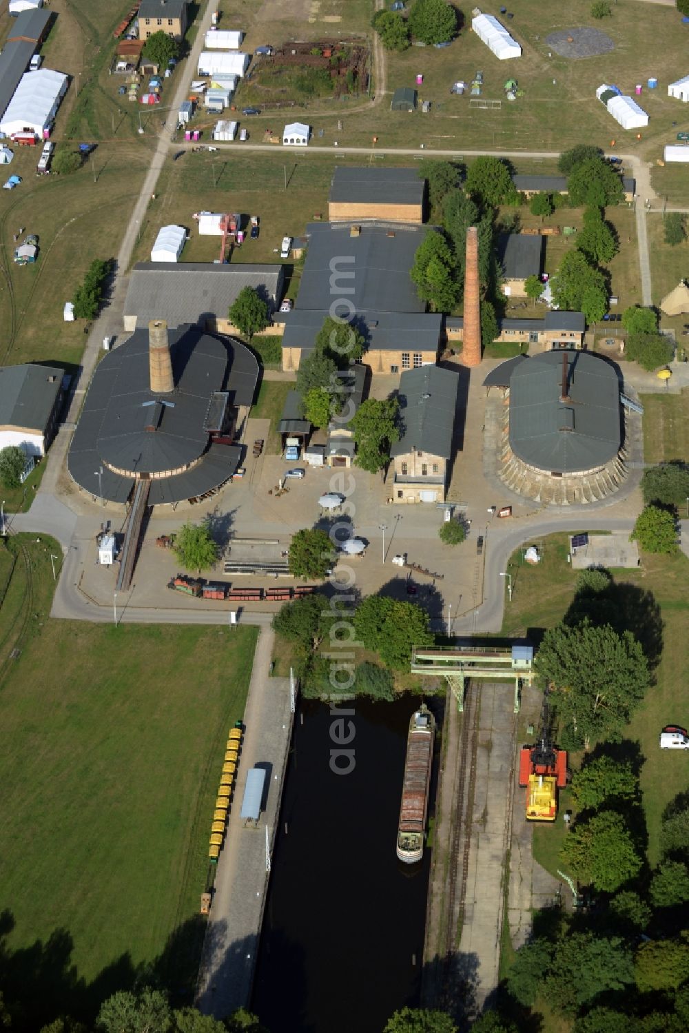 Aerial image Zehdenick - Main buildings and technical facilities in the Mildenberg brick work park in the town area of Zehdenick in the state of Brandenburg. The park is an industrial memorial, surrounded by lakes and ponds. The compound consists of the company sites of two former brick works and is located in the North of the Mildenberg part of the town. View of the works, chimneys and factories of the compound