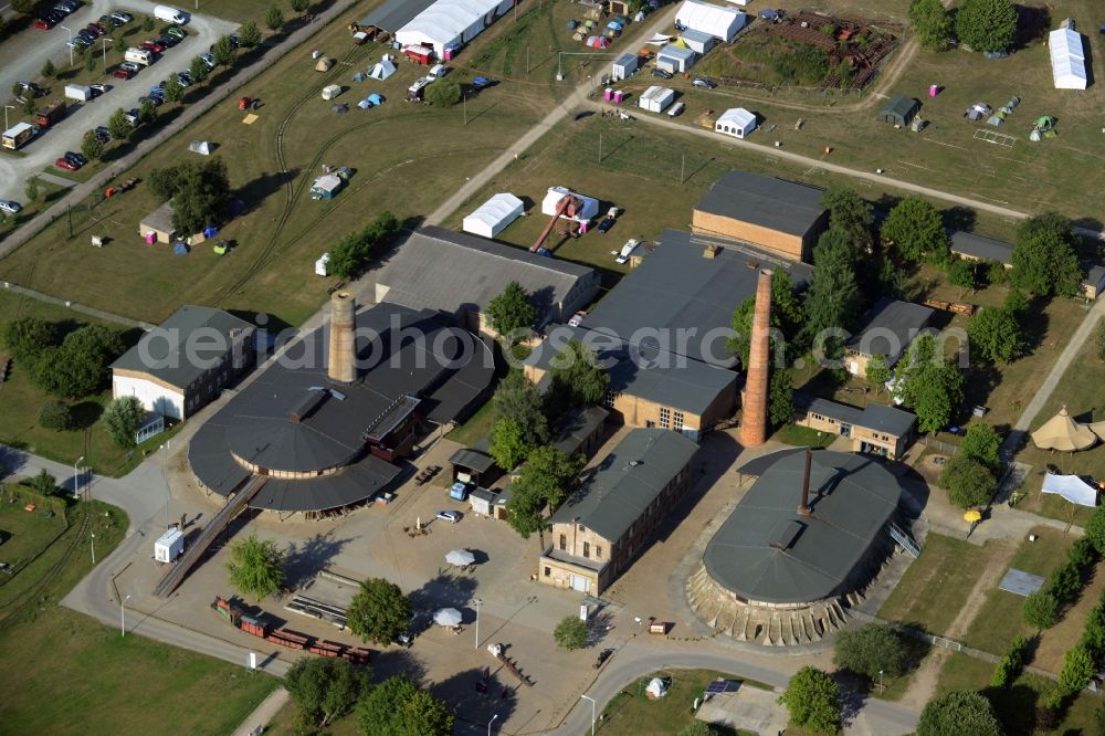 Aerial photograph Zehdenick - Main buildings and technical facilities in the Mildenberg brick work park in the town area of Zehdenick in the state of Brandenburg. The park is an industrial memorial, surrounded by lakes and ponds. The compound consists of the company sites of two former brick works and is located in the North of the Mildenberg part of the town. View of the works, chimneys and factories of the compound