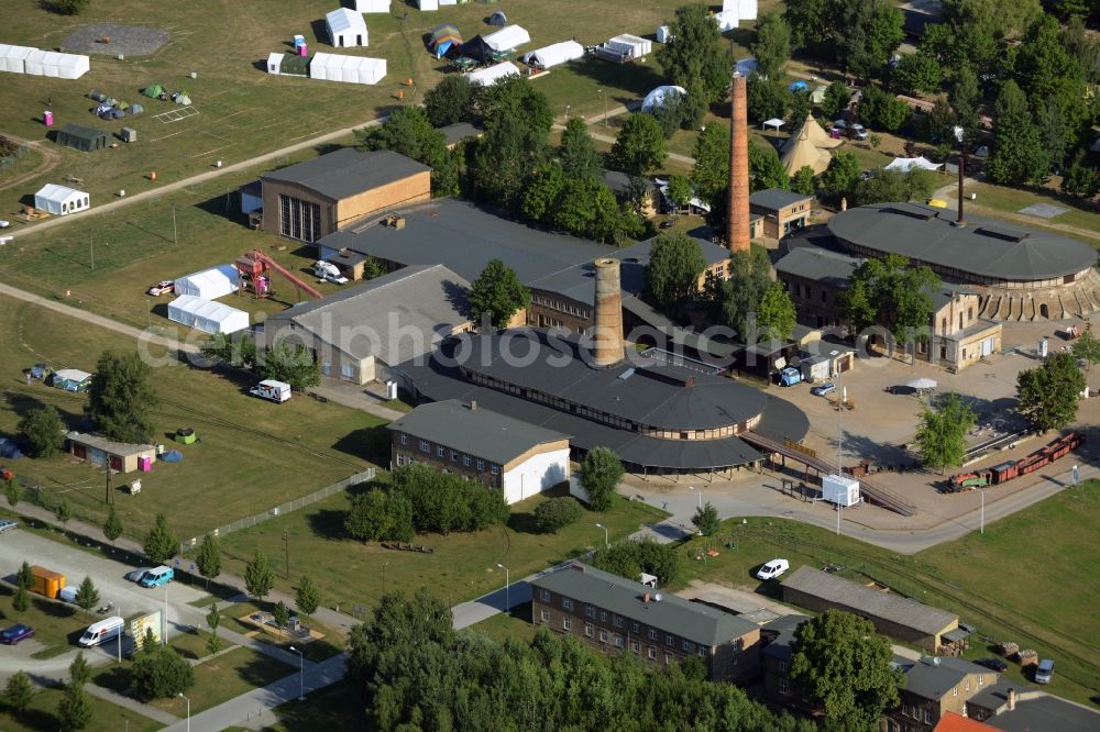 Aerial photograph Zehdenick - Main buildings and technical facilities in the Mildenberg brick work park in the town area of Zehdenick in the state of Brandenburg. The park is an industrial memorial, surrounded by lakes and ponds. The compound consists of the company sites of two former brick works and is located in the North of the Mildenberg part of the town. View of the works, chimneys and factories of the compound