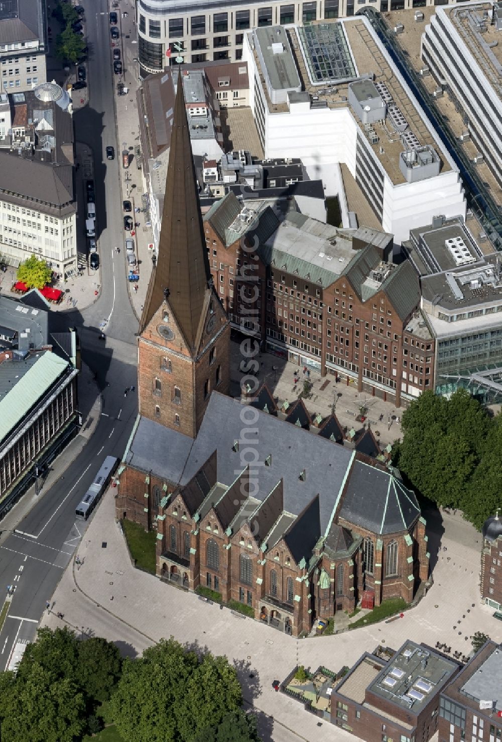 Aerial image Hamburg - Church of St. Peter's in Hamburg. The Saint Peter's Church is the oldest church in Hamburg. The church is named after St. Peter and one of the five main churches of Hamburg