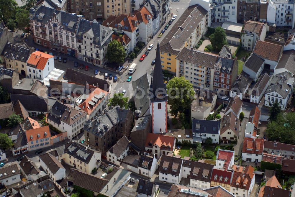 Aerial photograph Wiesbaden / Biebrich - Blick auf die Hauptkirche in Wiesbaden-Biebrich. Die 1085 erstmals urkundlich erwähnte, seit 1560 evangelische Hauptkirche war bis zur Weihe der katholischen Pfarrkirche St. Marien 1876 die einzige Kirche Biebrichs. Die Hauptkirche ist die älteste der fünf evangelischen Kirchen im Wiesbadener Stadtteil Biebrich. Sie liegt am Nordende des Biebricher Schlossparks im Ortskern des ehemaligen Dorfes Mosbach. 1882 wurde die Kirche vollständig renoviert, mit drei neuen Glocken und einer neuen Orgel versehen.