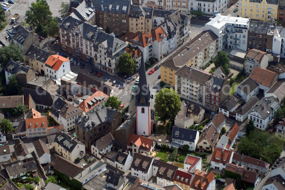 Wiesbaden / Biebrich from above - Blick auf die Hauptkirche in Wiesbaden-Biebrich. Die 1085 erstmals urkundlich erwähnte, seit 1560 evangelische Hauptkirche war bis zur Weihe der katholischen Pfarrkirche St. Marien 1876 die einzige Kirche Biebrichs. Die Hauptkirche ist die älteste der fünf evangelischen Kirchen im Wiesbadener Stadtteil Biebrich. Sie liegt am Nordende des Biebricher Schlossparks im Ortskern des ehemaligen Dorfes Mosbach. 1882 wurde die Kirche vollständig renoviert, mit drei neuen Glocken und einer neuen Orgel versehen.