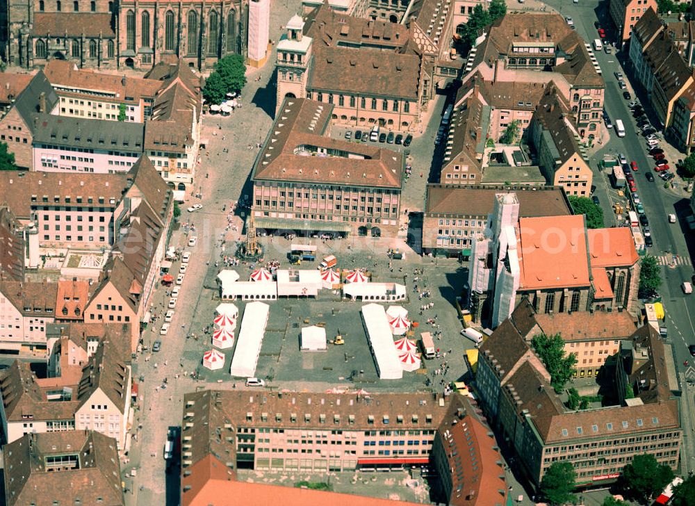 Aerial photograph Nürnberg - Beliebter Treffpunkt in Nürnberg ist der Hauptmarkt mit Frauenkirche und dem Schönen Brunnen.