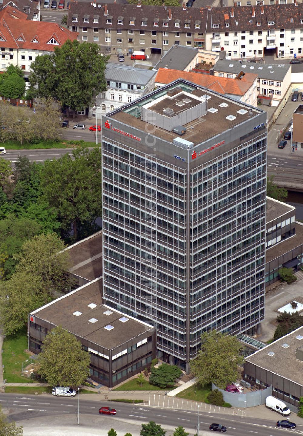 Aerial photograph Braunschweig - Blick auf den Hauptsitz der Braunschweigischen Landessparkasse, einem Unternehmen der NORD/LB, am Friedrich-Wilhelm-Platz. Es ist das höchste Gebäude der Stadt. View of the headquarters of the Brunswick State Savings Bank, a company of the NORD/LB, at the Friedrich-Wilhelm-Platz. It is the tallest building in the city.