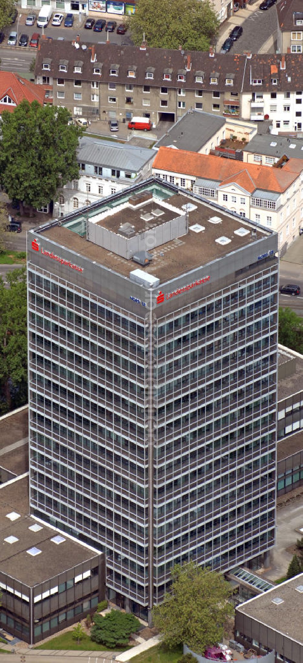 Braunschweig from above - Blick auf den Hauptsitz der Braunschweigischen Landessparkasse, einem Unternehmen der NORD/LB, am Friedrich-Wilhelm-Platz. Es ist das höchste Gebäude der Stadt. View of the headquarters of the Brunswick State Savings Bank, a company of the NORD/LB, at the Friedrich-Wilhelm-Platz. It is the tallest building in the city.