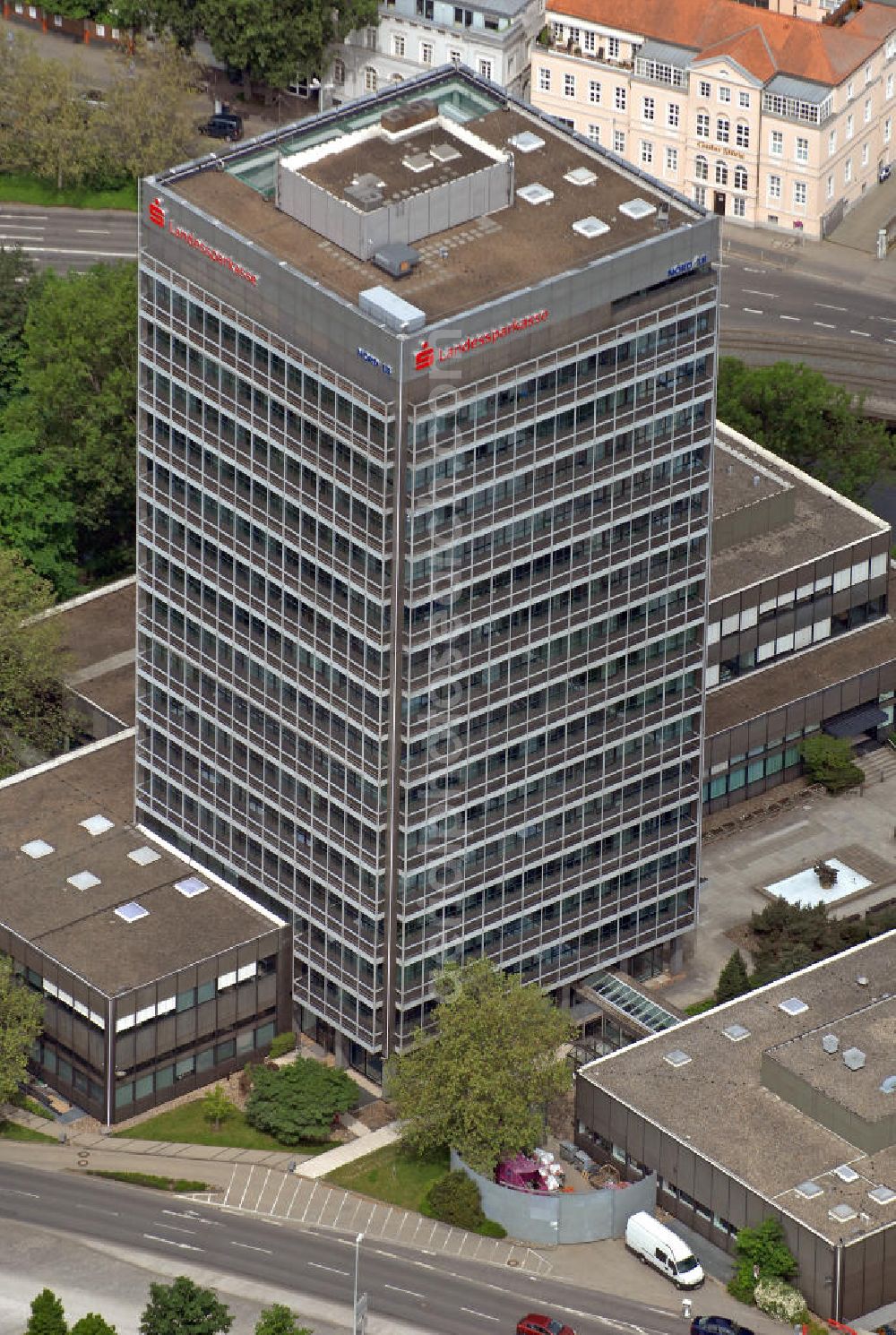 Braunschweig from the bird's eye view: Blick auf den Hauptsitz der Braunschweigischen Landessparkasse, einem Unternehmen der NORD/LB, am Friedrich-Wilhelm-Platz. Es ist das höchste Gebäude der Stadt. View of the headquarters of the Brunswick State Savings Bank, a company of the NORD/LB, at the Friedrich-Wilhelm-Platz. It is the tallest building in the city.