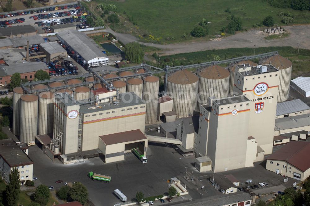 Aerial photograph Bad Langensalza - Blick auf den Hauptsitz der Heyl GmbH & Co. KG in Bad Langensalza. Den Anfang des Unternehmens machte 1892 eine kleine Wassermühle des Johann Heyl, die im Laufe der Jahre zu einem der wichtigsten Mühlenbetriebe in Deutschland herangewachsen ist. Das Werk in Bad Langensalza dient der Erfassung, Lagerung, Trocknung und Verarbeitung von Getreide. Kontakt: Heyl GmbH & Co. KG, Geschäftsführer: Alfred Johann Heyl, Tonnaer Straße 22 - 23, 99947 Bad Langensalza, Tel. +49(0)3603 854 104, Fax +49(0)3603 854 399, Email: info@heyl-muehlen.de