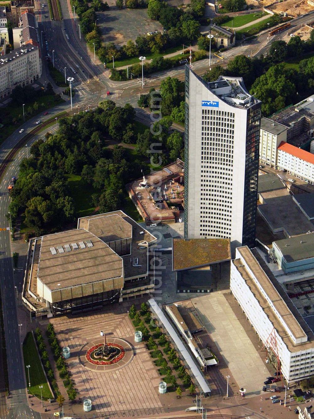 Leipzig from above - 27.08.2005 Leipzig; Leipzig ist Hauptsitz des Mitteldeutschen Rundfunks. Die Media City, ein Studiokomplex für Fernseh- und Filmproduktionen, an der der MDR beteiligt ist, befindet sich in unmittelbarer Nähe. Die Privatsender Radio PSR, Energy Sachsen, Radio Sachsen und Leipzig 91.3, das Lokalradio der Universität Mephisto 97.6 und das Freie Radio Radio Blau produzieren hier ihr Programm.