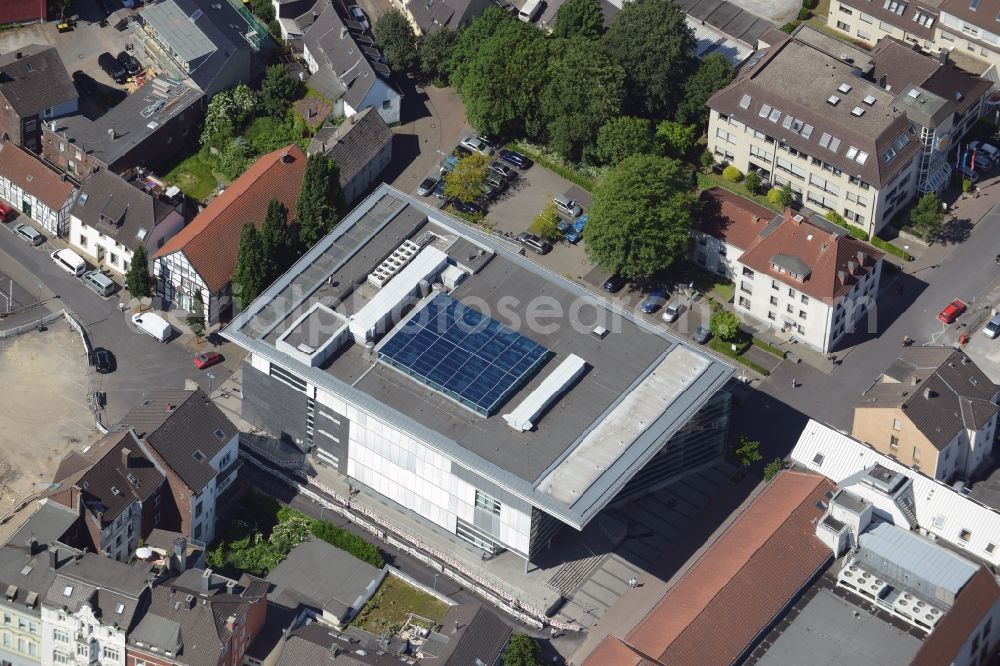 Aerial photograph Unna - Headquarters of the Volksbank bank Unna in Unna in the state of North Rhine-Westphalia. The capital of the county district of Unna includes a modern office building with glas roof and facade on Nordring street. It is home to the main offices of the bank