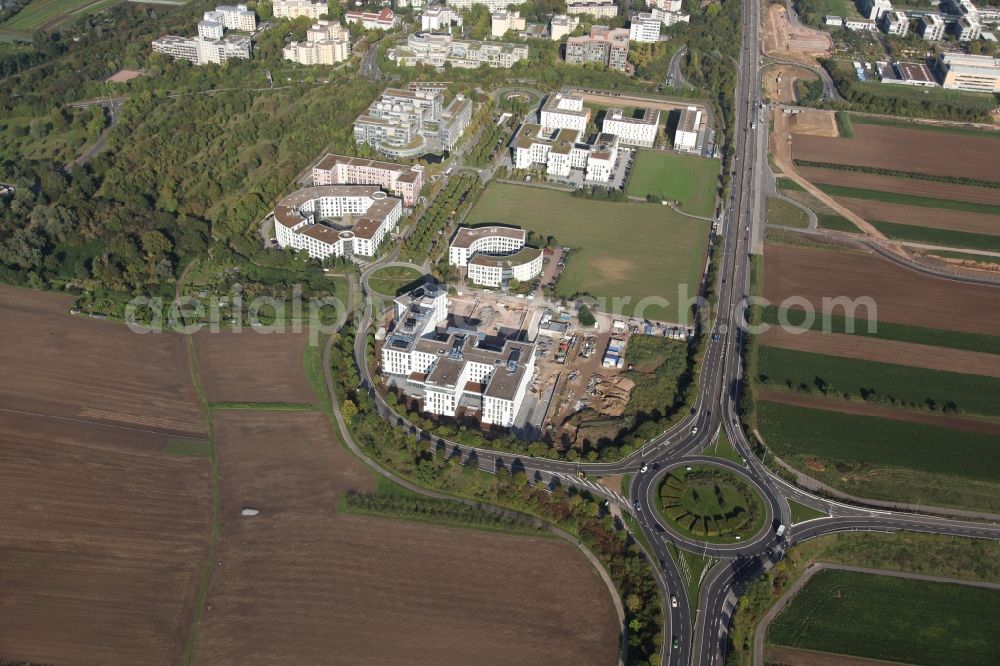 Mainz from the bird's eye view: Site of the new headquarters of the professional association of wood and metal (BGHM) on Kisselberg at the Saarstraße in Mainz Gonsenheim in Rhineland-Palatinate, built by the building contractor Karl Gemünden