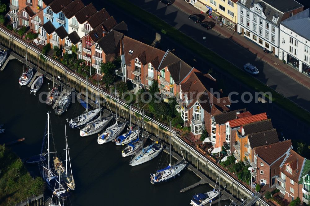 Cuxhaven from the bird's eye view: House series on Schleusenpriel the marina in Cuxhaven in Lower Saxony