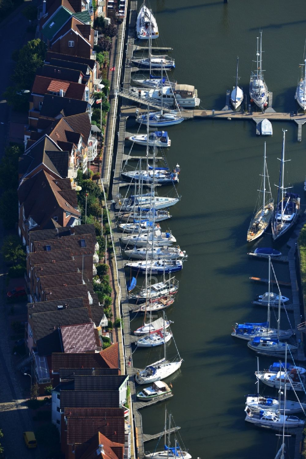 Cuxhaven from the bird's eye view: House series on Schleusenpriel the marina in Cuxhaven in Lower Saxony