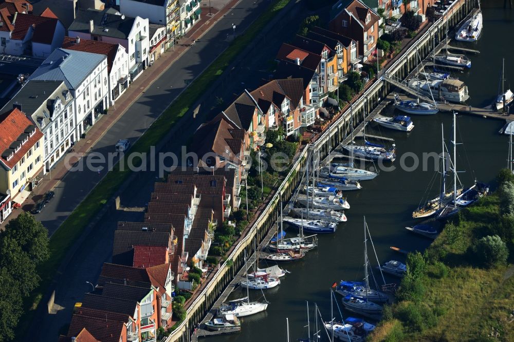 Cuxhaven from the bird's eye view: House series on Schleusenpriel the marina in Cuxhaven in Lower Saxony