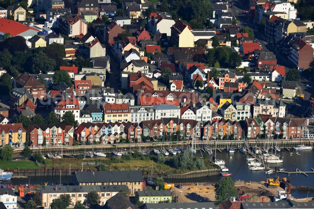 Aerial image Cuxhaven - House series on Schleusenpriel the marina in Cuxhaven in Lower Saxony