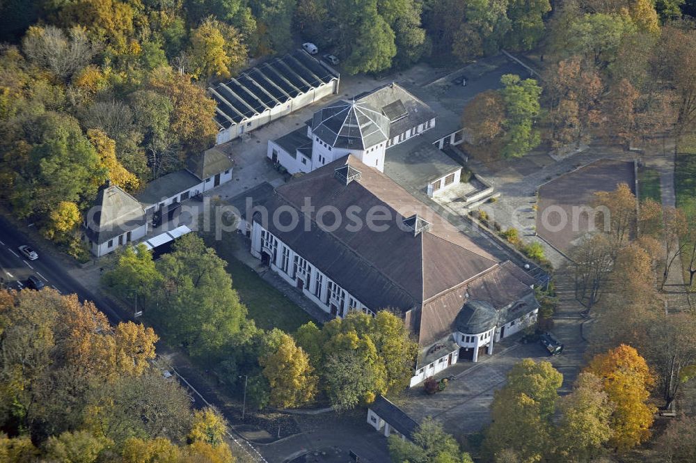 Leipzig from the bird's eye view: Das als Konzerthalle genutzte Haus Auensee am gleichnamigen See im Herbst. Die Kapazität des Hauses beträgt etwa 2.500 Personen. The House Auensee which is used as concert hall at the same-named lake in autumn.