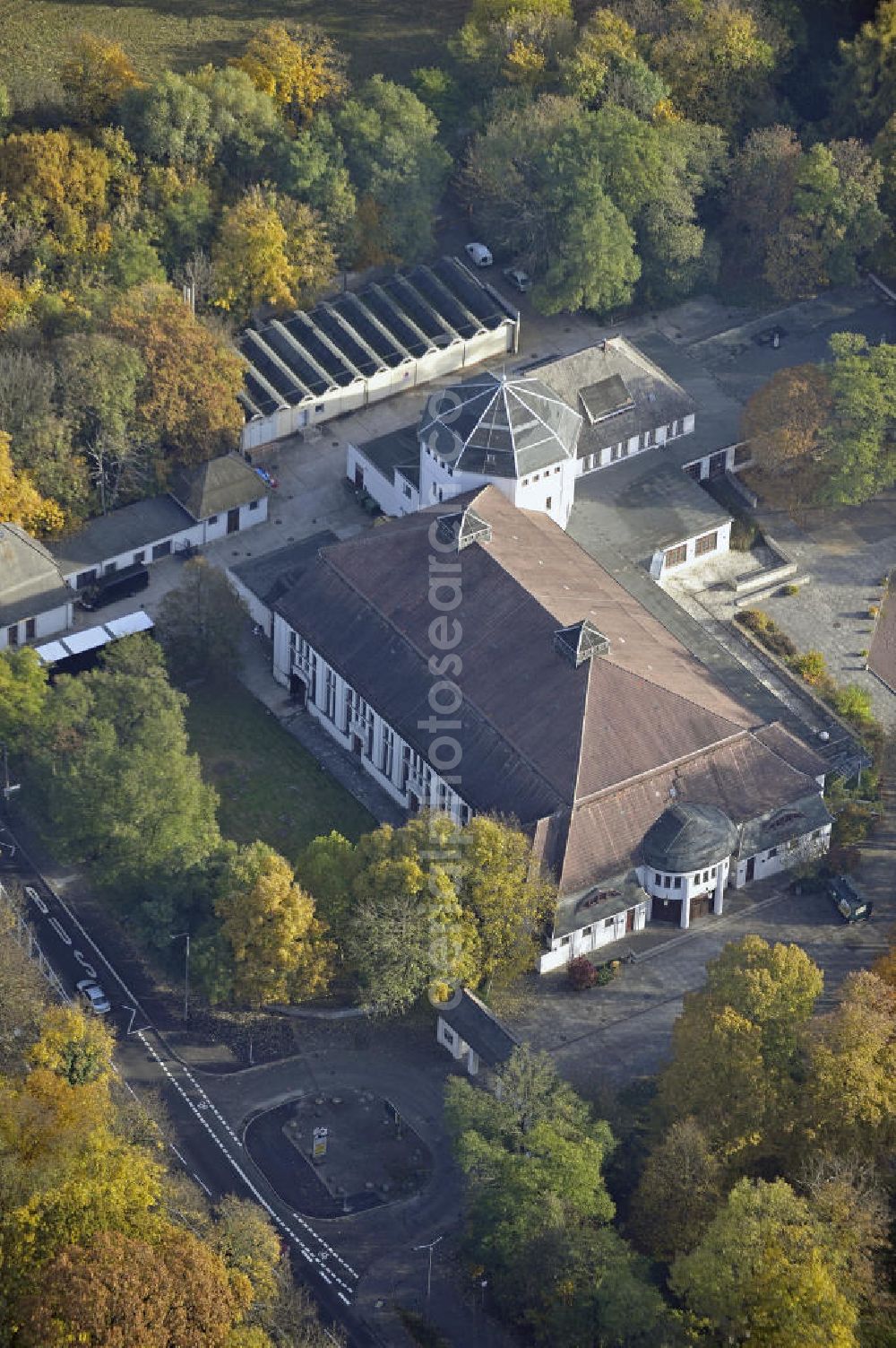 Aerial image Leipzig - Das als Konzerthalle genutzte Haus Auensee am gleichnamigen See im Herbst. Die Kapazität des Hauses beträgt etwa 2.500 Personen. The House Auensee which is used as concert hall at the same-named lake in autumn.