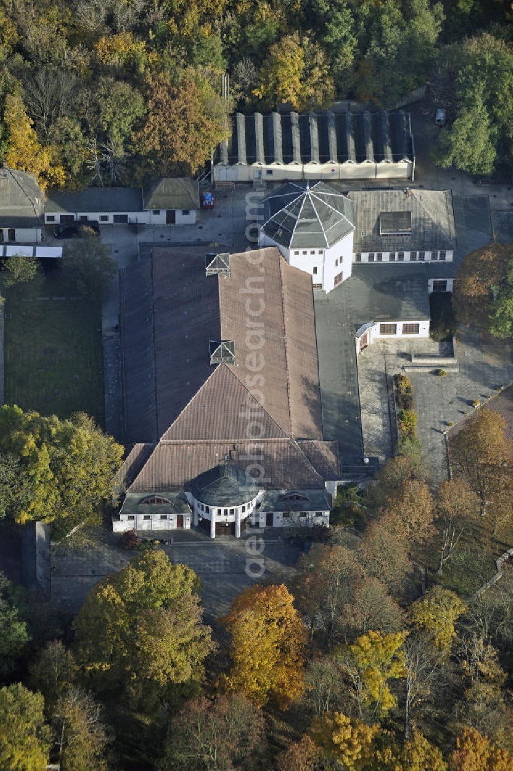 Aerial photograph Leipzig - Das als Konzerthalle genutzte Haus Auensee am gleichnamigen See im Herbst. Die Kapazität des Hauses beträgt etwa 2.500 Personen. The House Auensee which is used as concert hall at the same-named lake in autumn.