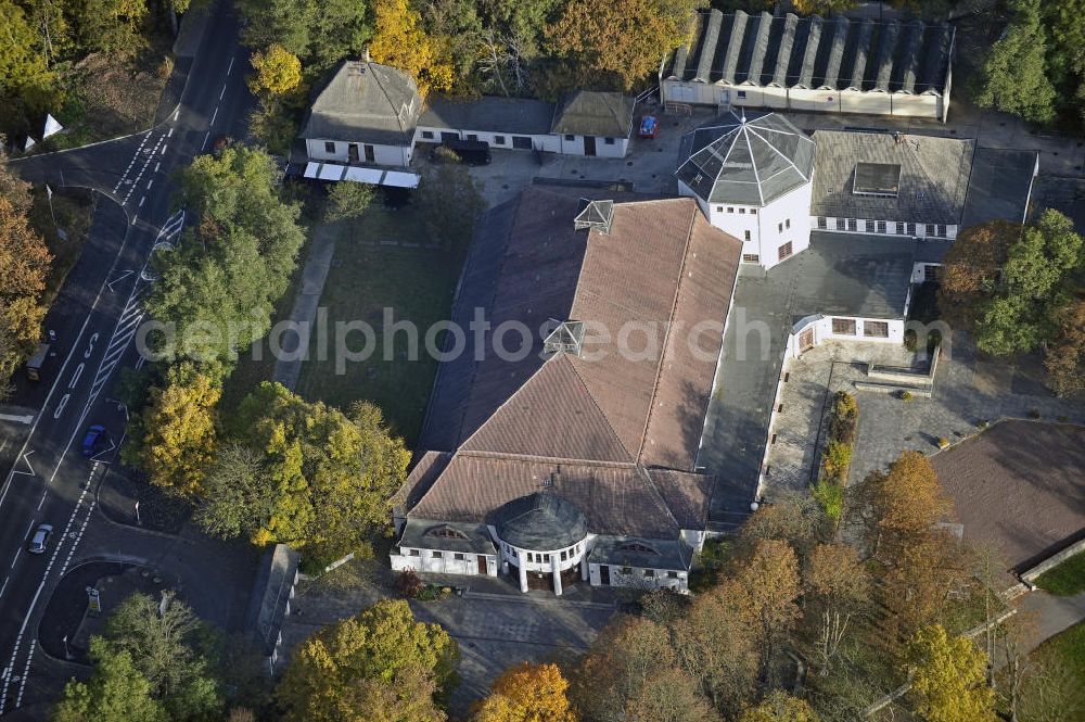 Leipzig from above - Das als Konzerthalle genutzte Haus Auensee am gleichnamigen See im Herbst. Die Kapazität des Hauses beträgt etwa 2.500 Personen. The House Auensee which is used as concert hall at the same-named lake in autumn.