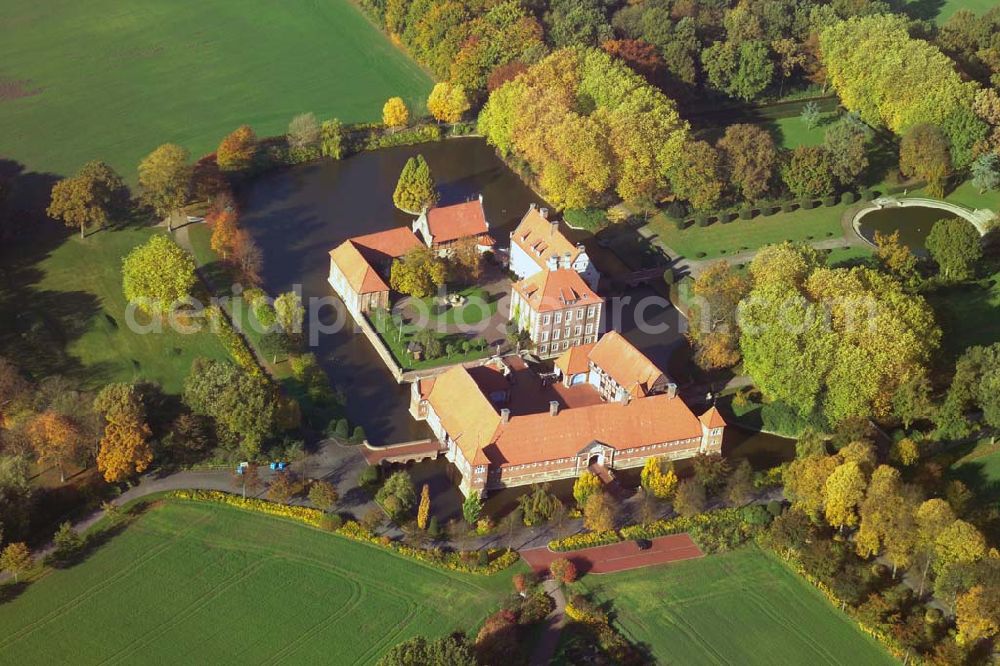 Rinkerode from the bird's eye view: Blick auf das Wasserschloß Haus Borg. Dieses fügt sich harmonisch in die münsterländische Parklandschaft ein. Neben den Bauten verfügt es über einen zugehörigen Barockgarten und repräsentative Zufahrten sowie Alleen.