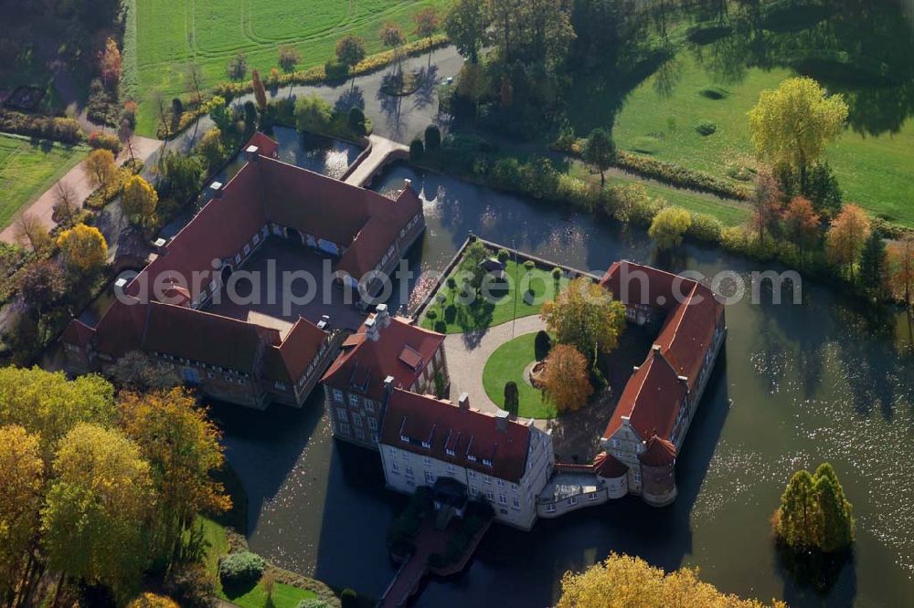 Rinkerode from above - Blick auf das Wasserschloß Haus Borg. Dieses fügt sich harmonisch in die münsterländische Parklandschaft ein. Neben den Bauten verfügt es über einen zugehörigen Barockgarten und repräsentative Zufahrten sowie Alleen.