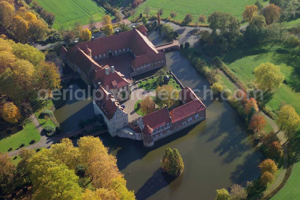 Rinkerode from the bird's eye view: Blick auf das Wasserschloß Haus Borg. Dieses fügt sich harmonisch in die münsterländische Parklandschaft ein. Neben den Bauten verfügt es über einen zugehörigen Barockgarten und repräsentative Zufahrten sowie Alleen.