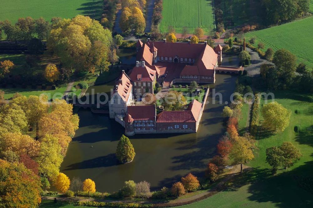 Aerial image Rinkerode - Blick auf das Wasserschloß Haus Borg. Dieses fügt sich harmonisch in die münsterländische Parklandschaft ein. Neben den Bauten verfügt es über einen zugehörigen Barockgarten und repräsentative Zufahrten sowie Alleen.