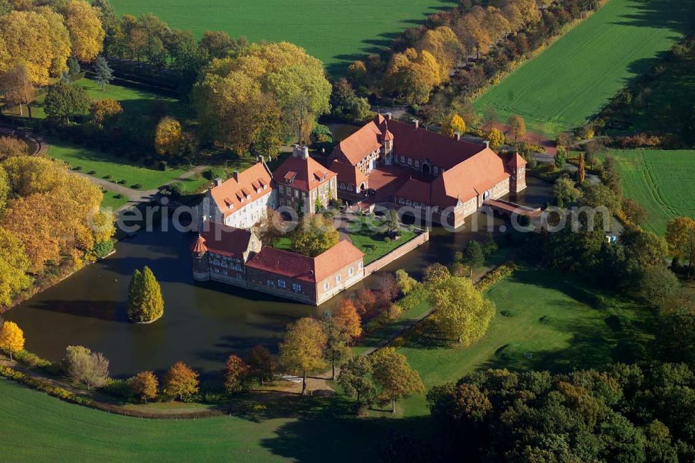 Aerial photograph Rinkerode - Blick auf das Wasserschloß Haus Borg. Dieses fügt sich harmonisch in die münsterländische Parklandschaft ein. Neben den Bauten verfügt es über einen zugehörigen Barockgarten und repräsentative Zufahrten sowie Alleen.