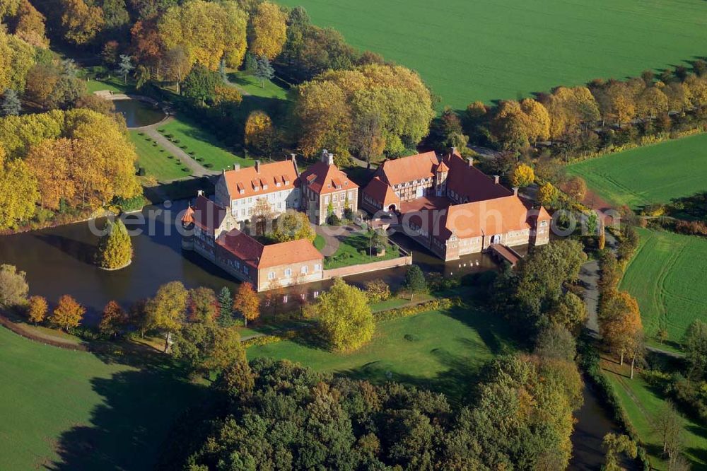 Rinkerode from above - Blick auf das Wasserschloß Haus Borg. Dieses fügt sich harmonisch in die münsterländische Parklandschaft ein. Neben den Bauten verfügt es über einen zugehörigen Barockgarten und repräsentative Zufahrten sowie Alleen.