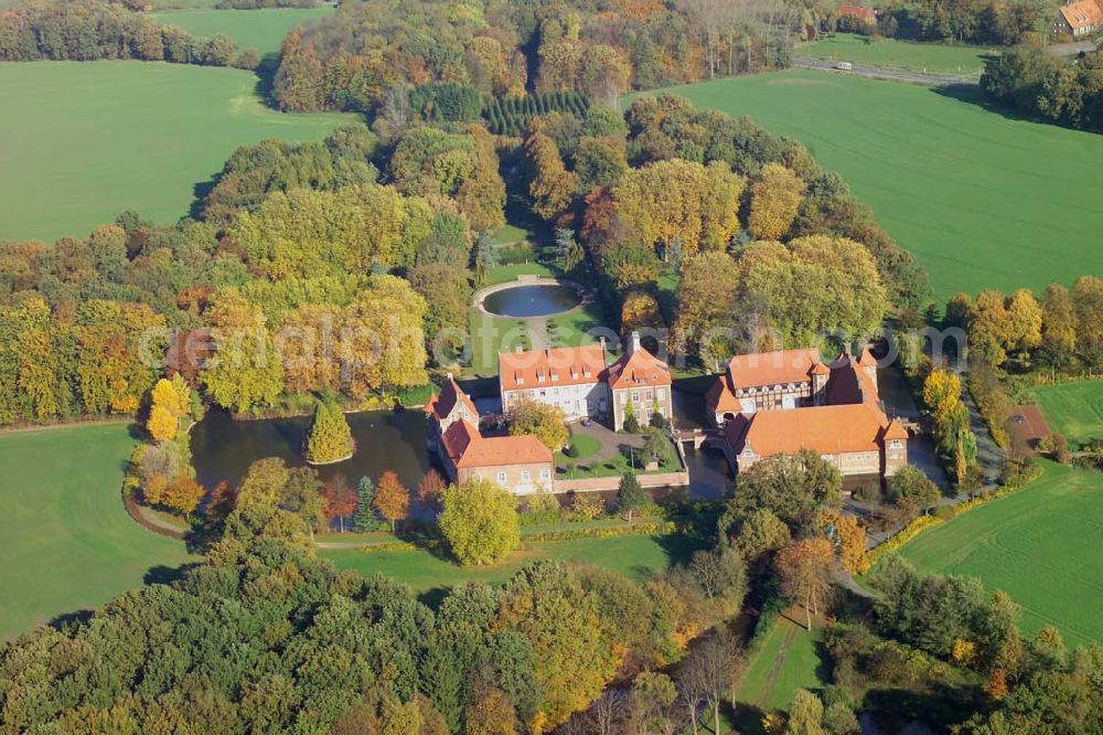 Rinkerode from the bird's eye view: Blick auf das Wasserschloß Haus Borg. Dieses fügt sich harmonisch in die münsterländische Parklandschaft ein. Neben den Bauten verfügt es über einen zugehörigen Barockgarten und repräsentative Zufahrten sowie Alleen.