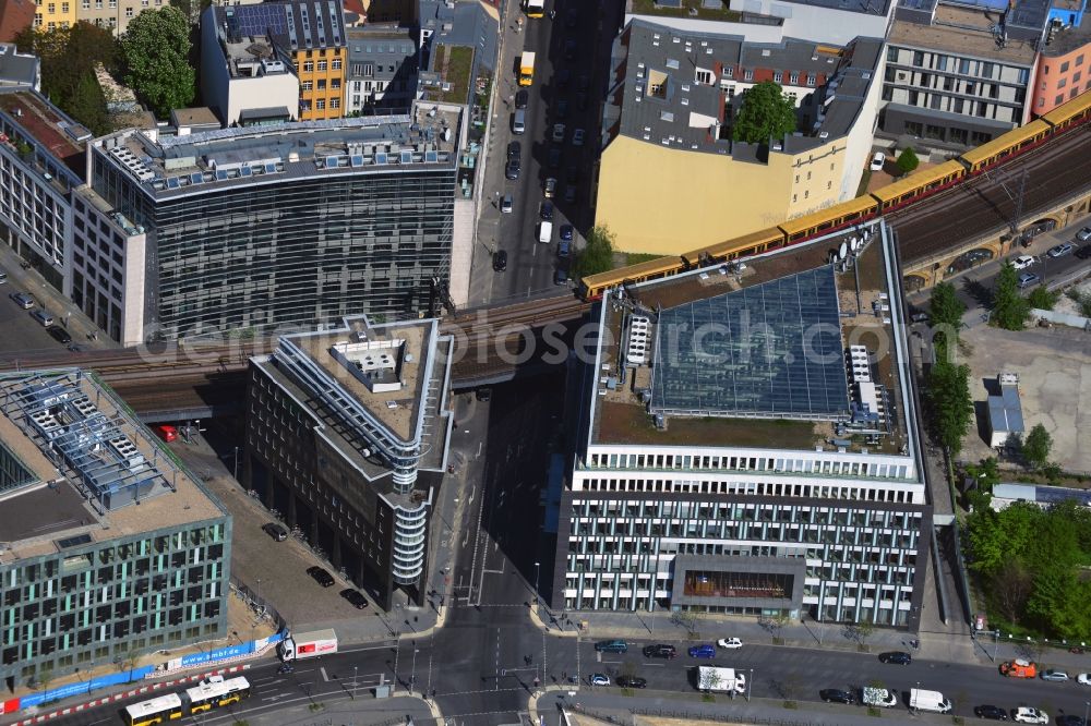 Berlin from above - Das Haus der Bundespressekonfernz wurde am Schiffbauerdamm im Stadtbezirk Mitte von Berlin errichtet. Dieses Zentrum des politischen Journalismus der Hauptstadt wurde von den Architekten Nalbach + Nalbach entworfen. In dem markanten Bürohaus mit dreieckigem Grundriss an der Reinhardtstraße hat die BMW-Stiftung ihren Sitz. Hinter den S-Bahngleisen zwischen der Reinhardtstraße und der Unterbaumstraße ist das vom Architekten Sergei Tchoban entworfene und von der Specker Bauten AG errichtete Kronprinzenkarree, ein Büro- und Geschäftshaus mit Loftgebäude zu sehen.