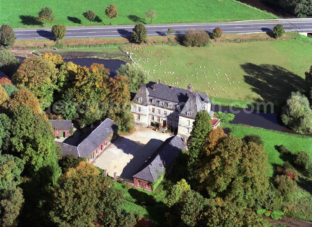 Aerial image Straelen - Blick auf das Schloß Haus Caen in Straelen in Nordrhein-Westfalen. Der schlossartige Herrensitz liegt an der Landstraße von Wachtendonk nach Straelen. Das Anwesen besitzt die Familie Freiherr von Schweppenburg. Die Anlage ist nicht öffentlich. House Caen in Straelen in North Rhine-Westphalia.