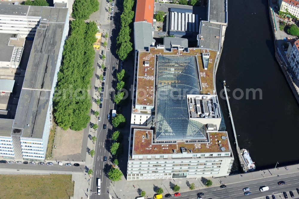 Berlin Mitte from above - Haus der Deutschen Wirtschaft ist Sitz dreier Interessenverbände - Deutscher Industrie- und Handelskammertag (DIHK), Bundesverband der Deutschen Industrie (BDI), Bundesvereinigung der Deutschen Arbeitgeberverbände (BDA), an der Gertraudenstraße Ecke Breite Straße in Berlin Mitte. House of the German economy in Berlin-Mitte.