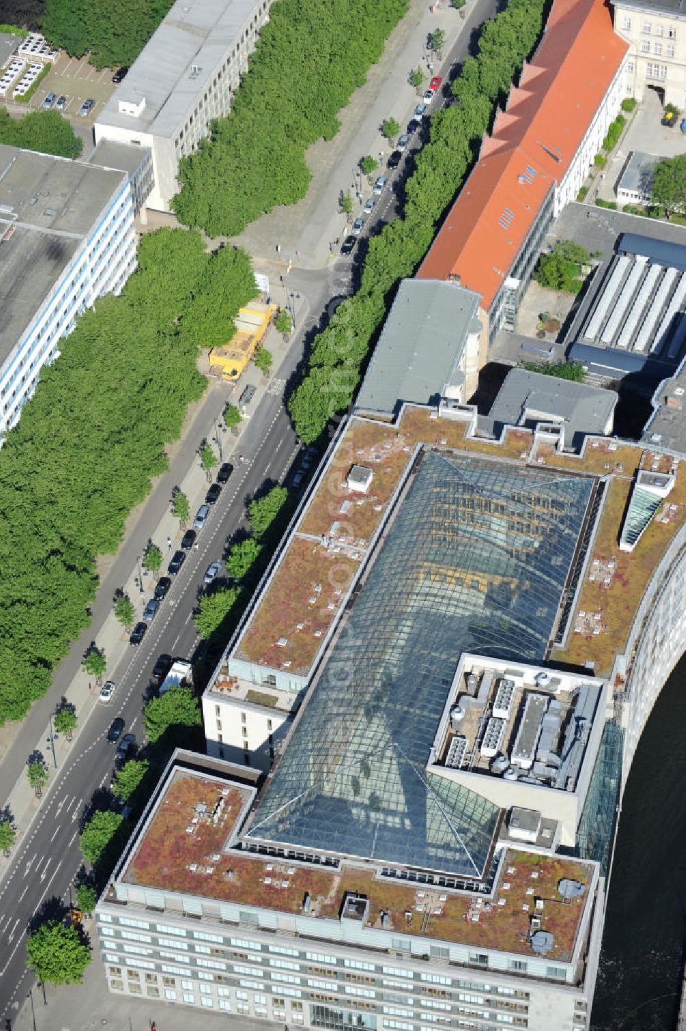 Aerial image Berlin Mitte - Haus der Deutschen Wirtschaft ist Sitz dreier Interessenverbände - Deutscher Industrie- und Handelskammertag (DIHK), Bundesverband der Deutschen Industrie (BDI), Bundesvereinigung der Deutschen Arbeitgeberverbände (BDA), an der Gertraudenstraße Ecke Breite Straße in Berlin Mitte. House of the German economy in Berlin-Mitte.