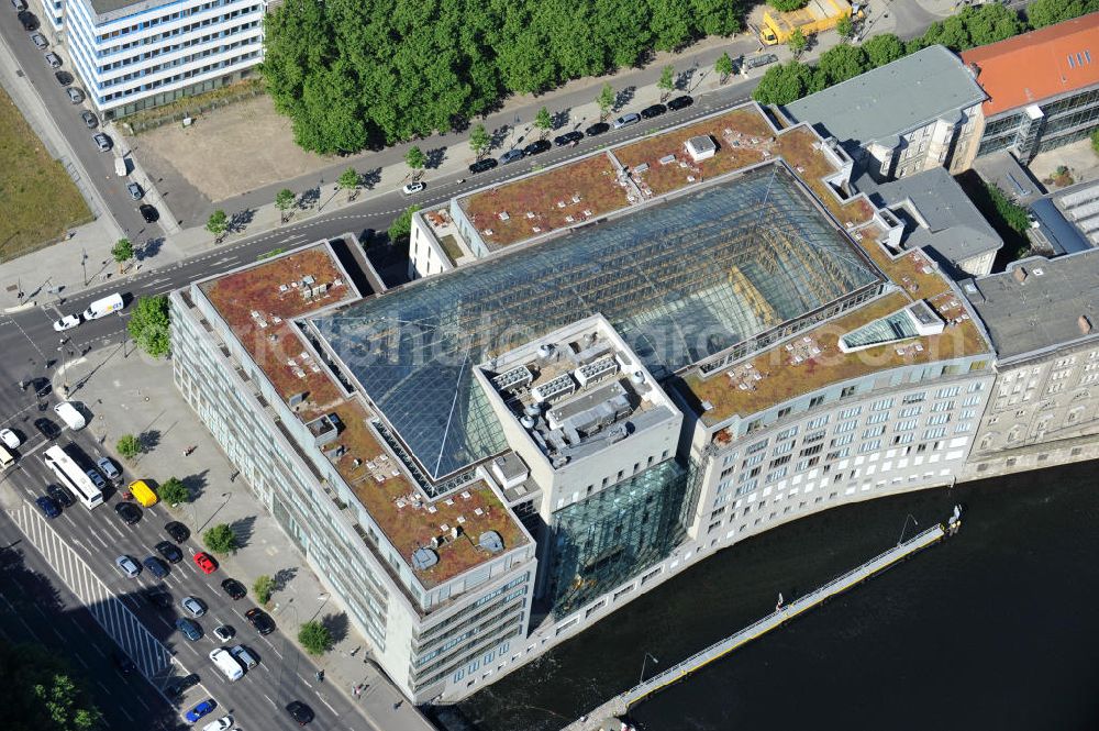 Aerial photograph Berlin Mitte - Haus der Deutschen Wirtschaft ist Sitz dreier Interessenverbände - Deutscher Industrie- und Handelskammertag (DIHK), Bundesverband der Deutschen Industrie (BDI), Bundesvereinigung der Deutschen Arbeitgeberverbände (BDA), an der Gertraudenstraße Ecke Breite Straße in Berlin Mitte. House of the German economy in Berlin-Mitte.