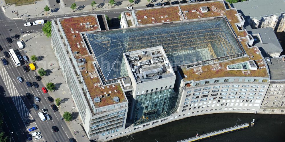 Berlin Mitte from above - Haus der Deutschen Wirtschaft ist Sitz dreier Interessenverbände - Deutscher Industrie- und Handelskammertag (DIHK), Bundesverband der Deutschen Industrie (BDI), Bundesvereinigung der Deutschen Arbeitgeberverbände (BDA), an der Gertraudenstraße Ecke Breite Straße in Berlin Mitte. House of the German economy in Berlin-Mitte.