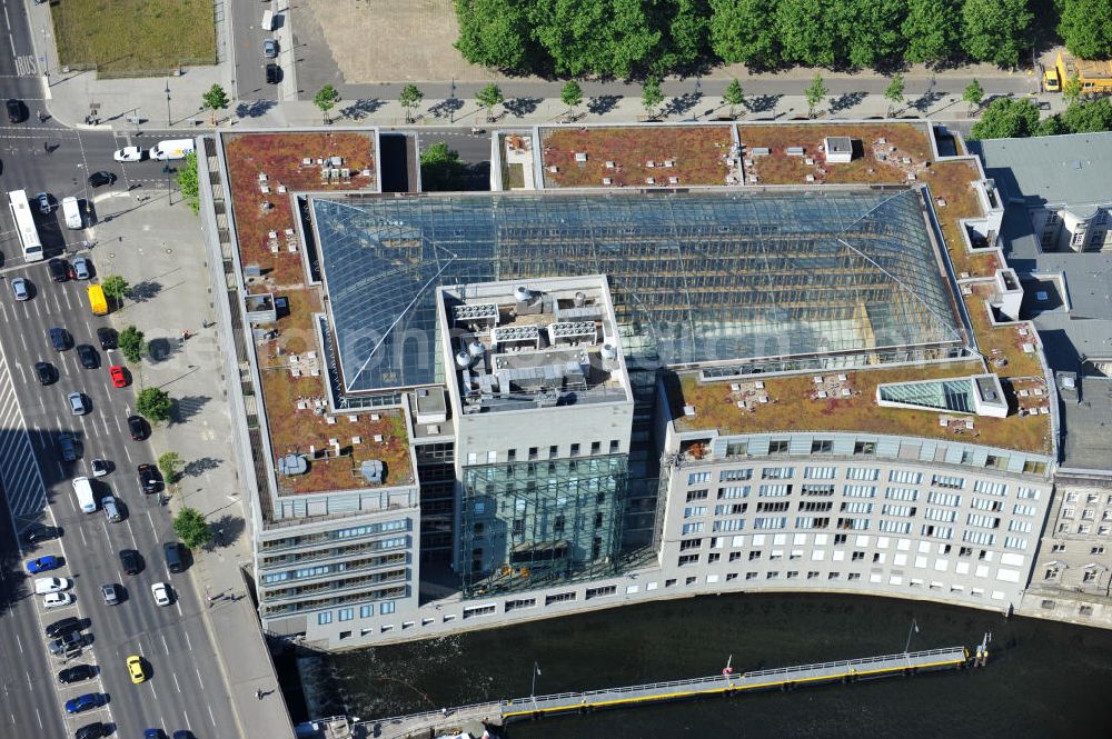 Berlin Mitte from the bird's eye view: Haus der Deutschen Wirtschaft ist Sitz dreier Interessenverbände - Deutscher Industrie- und Handelskammertag (DIHK), Bundesverband der Deutschen Industrie (BDI), Bundesvereinigung der Deutschen Arbeitgeberverbände (BDA), an der Gertraudenstraße Ecke Breite Straße in Berlin Mitte. House of the German economy in Berlin-Mitte.