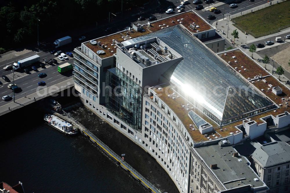 Aerial image Berlin Mitte - Haus der Deutschen Wirtschaft ist Sitz dreier Interessenverbände - Deutscher Industrie- und Handelskammertag (DIHK), Bundesverband der Deutschen Industrie (BDI), Bundesvereinigung der Deutschen Arbeitgeberverbände (BDA), an der Gertraudenstraße Ecke Breite Straße in Berlin Mitte. House of the German economy in Berlin-Mitte.